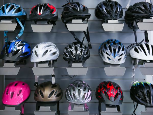 Jak wybrać kask rowerowy i inne elementy odzieży: Przewodnik dla początkujących rowerzystów